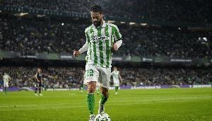 世体：伊斯科目前仍需依靠拐杖行走，预计一个月后能逐步恢复训练